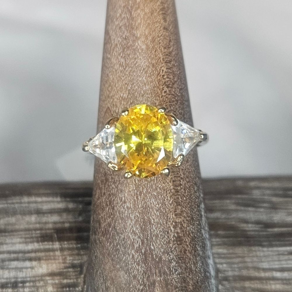 Vintage Yellow 3 Stone Ring Oval Center Stone NWT Sz 6 10kt Gold Plating EUC